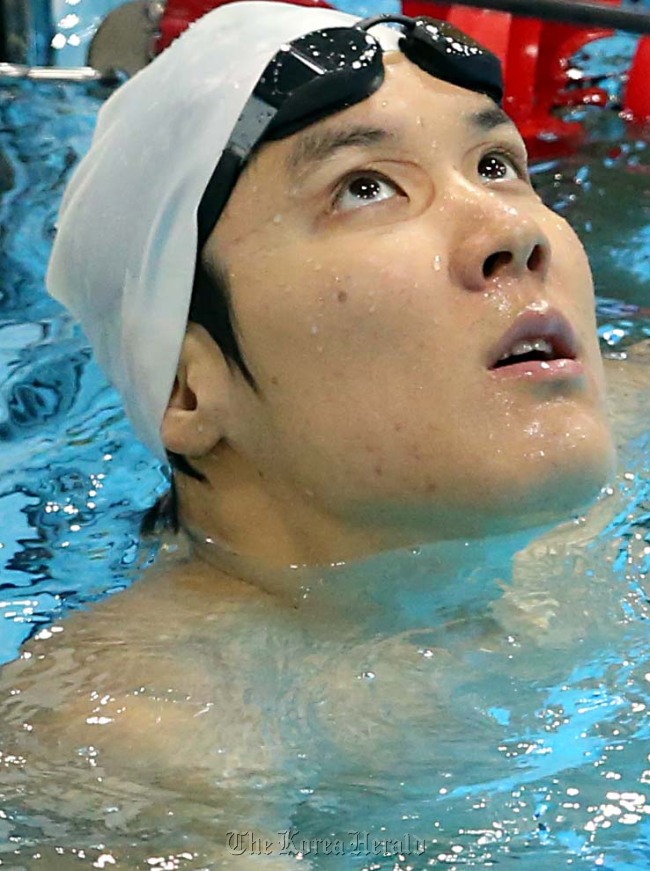 Swimmer Park Tae-hwan checks the scoreboard during practice on Thursday at the London Aquatic Center for his first Olympic race on Saturday. (London Olympic Joint Press Corps)