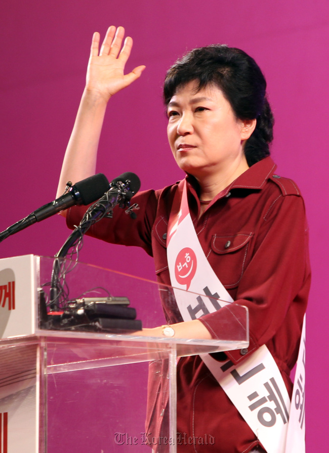 Park Geun-hye, the ruling Saenuri Party's former chairwoman and leading presidential candidate, gives a speech at the conservative party's first stop on its primary campaign trail in Busan on Friday. (Yonhap News)