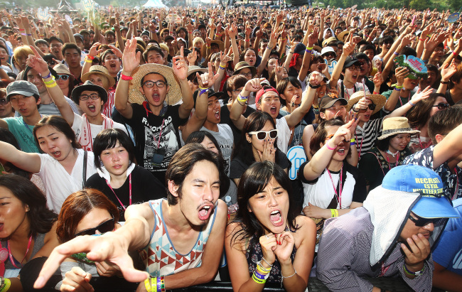 Fans cheer during a set by the Kim Chang-hwan Band at Jisan Valley Rock Festival  held on Saturday in Icheon, Gyeonggi Province. This year brought in bigger crowds to the annual festival with headliners Radiohead, The Stone Roses and James Blake.     Yonhap News