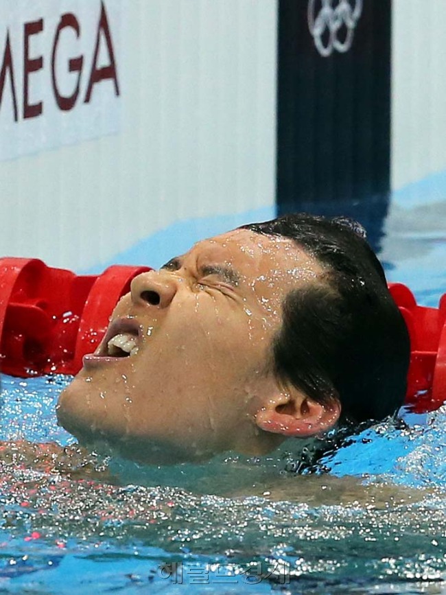 박태환이 올림픽 2연패를 노리는 남자 자유형 400ｍ에서 실격처리됐다. 박태환이 28일 오전(현지시간) 영국 런던 올림픽파크의 아쿠아틱스 센터에서 열린 2012 런던올림픽 남자 자유형 400ｍ 예선경기를 마친후 숨을 고르고 있다. 구체적인 이유는 알려지지 않은 가운데 출발 과정에서 규정을 위반한 것으로 보인다.20120728 런던=올림픽사진공동취재단 i
박태환이 올림픽 2연패를 노리는 남자 자유형 400ｍ에서 실격처리됐다. 박태환이 28일 오전(현지시간) 영국 런던 올림픽파크의 아쿠아틱스 센터에서 열린 2012 런던올림픽 남자 자유형 400ｍ 예선경기를 마친후 숨을 고르고 있다. 구체적인 이유는 알려지지 않은 가운데 출발 과정에서 규정을 위반한 것으로 보인다.20120728 런던=올림픽사진공동취재단 i