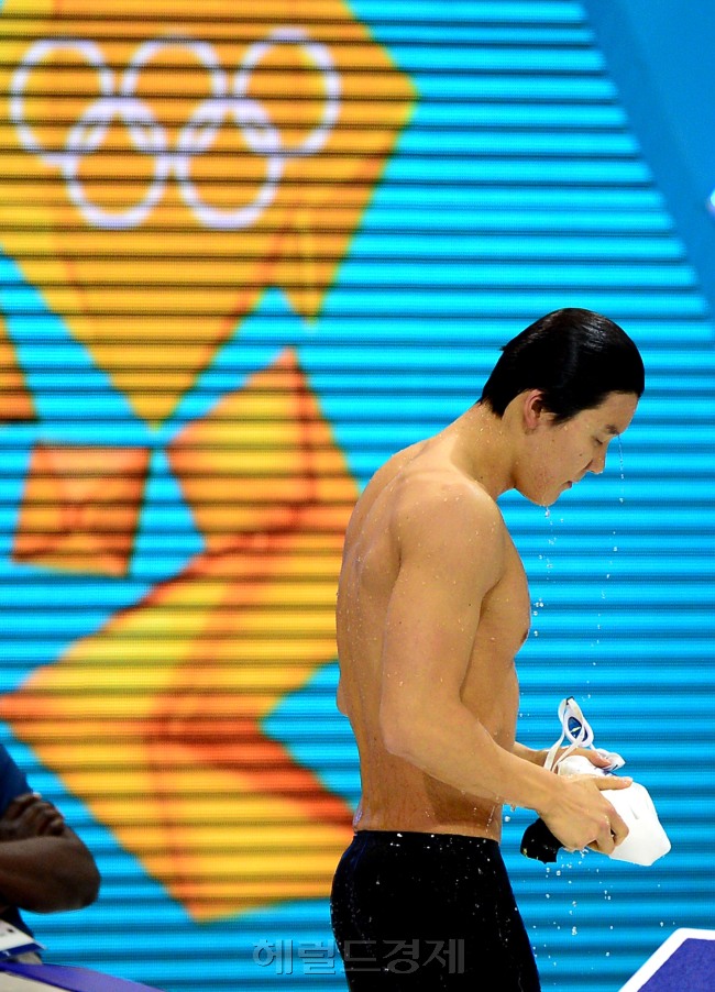 박태환이 28일 런던올림픽파크 아쿠아틱센터에서 열린 400m 예선전 경기에 출전했다. 박태환은 예선 3조 4번 레인에서 경기를 마쳤으나 공식기록에서 실격 처리 됐다. 공식 발표가 나온 것은 아니지만 문제가 있었던 것으로 보인다. 경기를 마치고 고개를 떨구며 경기장을 나서고 있는 박태환. 20120728런던=올림픽사진공동취재단k
박태환이 28일 런던올림픽파크 아쿠아틱센터에서 열린 400m 예선전 경기에 출전했다. 박태환은 예선 3조 4번 레인에서 경기를 마쳤으나 공식기록에서 실격 처리 됐다. 공식 발표가 나온 것은 아니지만 문제가 있었던 것으로 보인다. 경기를 마치고 고개를 떨구며 경기장을 나서고 있는 박태환. 20120728런던=올림픽사진공동취재단k