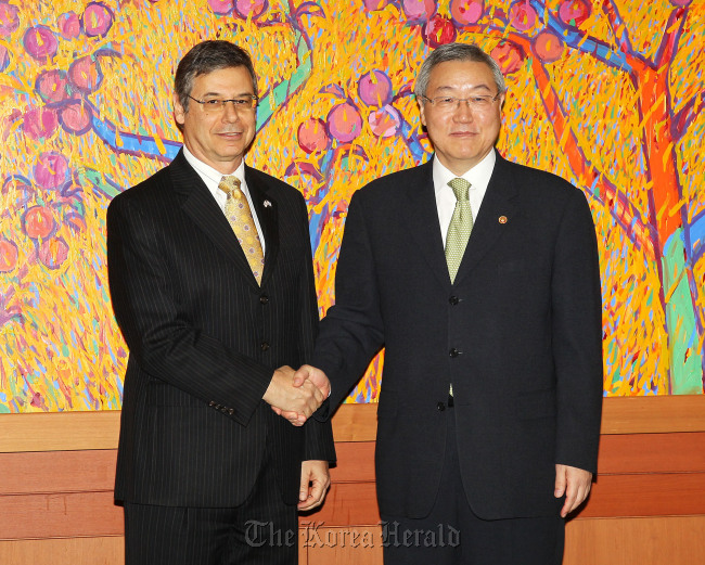 Israeli Deputy Foreign Minister Danny Ayalon (left) shakes hands with Korean Foreign Minister Kim Sung-hwan in Seoul on Thursday, before discussing bilateral issues including a free trade agreement. Israel Embassy
