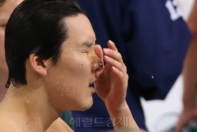 박태환 선수가 28일 런던 올림픽 아쿠아틱스에서 열린 남자 400m 자유형 예선 경기를 마치고 나가고 있다. 박태환 선수는 이 경기에서 부정출발로 실격했다. 20120728. 런던=올림픽사진공동취재단b
박태환 선수가 28일 런던 올림픽 아쿠아틱스에서 열린 남자 400m 자유형 예선 경기를 마치고 나가고 있다. 박태환 선수는 이 경기에서 부정출발로 실격했다. 20120728. 런던=올림픽사진공동취재단b
박태환 선수가 28일 런던 올림픽 아쿠아틱스에서 열린 남자 400m 자유형 예선 경기를 마치고 나가고 있다. 박태환 선수는 이 경기에서 부정출발로 실격했다. 20120728. 런던=올림픽사진공동취재단b