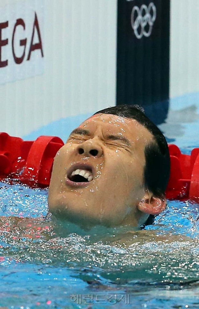 박태환이 올림픽 2연패를 노리는 남자 자유형 400ｍ에서 실격처리됐다. 박태환이 28일 오전(현지시간) 영국 런던 올림픽파크의 아쿠아틱스 센터에서 열린 2012 런던올림픽 남자 자유형 400ｍ 예선경기를 마친후 숨을 고르고 있다. 구체적인 이유는 알려지지 않은 가운데 출발 과정에서 규정을 위반한 것으로 보인다.20120728 런던=올림픽사진공동취재단 i
박태환이 올림픽 2연패를 노리는 남자 자유형 400ｍ에서 실격처리됐다. 박태환이 28일 오전(현지시간) 영국 런던 올림픽파크의 아쿠아틱스 센터에서 열린 2012 런던올림픽 남자 자유형 400ｍ 예선경기를 마친후 숨을 고르고 있다. 구체적인 이유는 알려지지 않은 가운데 출발 과정에서 규정을 위반한 것으로 보인다.20120728 런던=올림픽사진공동취재단 i
박태환이 올림픽 2연패를 노리는 남자 자유형 400ｍ에서 실격처리됐다. 박태환이 28일 오전(현지시간) 영국 런던 올림픽파크의 아쿠아틱스 센터에서 열린 2012 런던올림픽 남자 자유형 400ｍ 예선경기를 마친후 숨을 고르고 있다. 구체적인 이유는 알려지지 않은 가운데 출발 과정에서 규정을 위반한 것으로 보인다.20120728 런던=올림픽사진공동취재단 i