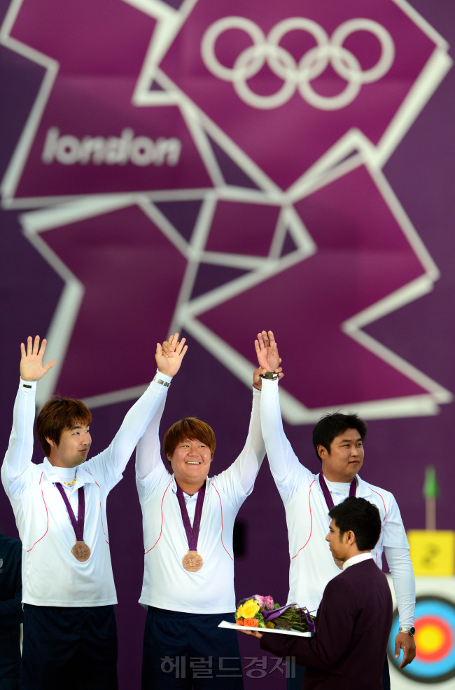 2012 런던올림픽 남자 양궁대표팀의 임동현, 김법민, 오진현(왼쪽부터) 등이 28일 로즈 크리켓 그라운드에서 열린 남자 단체전에서 동메달을 목에 건 뒤 응원하는 관중을 향해 인사하고 있다.<br />남자대표팀은 4강전에서 미국대표팀에 패했으나, 멕시코 대표팀에게 승리해 동메달을 목에 걸었다.<br />20120728 런던=올림픽사진공동취재단j
2012 런던올림픽 남자 양궁대표팀의 임동현, 김법민, 오진현(왼쪽부터) 등이 28일 로즈 크리켓 그라운드에서 열린 남자 단체전에서 동메달을 목에 건 뒤 응원하는 관중을 향해 인사하고 있다.
남자대표팀은 4강전에서 미국대표팀에 패했으나, 멕시코 대표팀에게 승리해 동메달을 목에 걸었다.
20120728 런던=올림픽사진공동취재단j
2012 런던올림픽 남자 양궁대표팀의 임동현, 김법민, 오진현(왼쪽부터) 등이 28일 로즈 크리켓 그라운드에서 열린 남자 단체전에서 동메달을 목에 건 뒤 응원하는 관중을 향해 인사하고 있다.
남자대표팀은 4강전에서 미국대표팀에 패했으나, 멕시코 대표팀에게 승리해 동메달을 목에 걸었다.
20120728 런던=올림픽사진공동취재단j