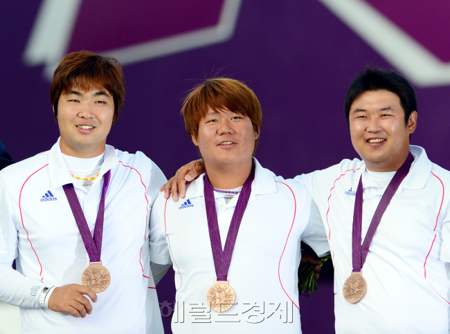 2012 런던올림픽 남자 양궁대표팀의 임동현, 김법민, 오진현(왼쪽부터) 등이 28일 로즈 크리켓 그라운드에서 열린 남자 단체전에서 동메달을 목에 건 뒤 취재진을 위해 포즈를 취하고 있다.<br />남자대표팀은 4강전에서 미국대표팀에 패했으나, 멕시코 대표팀에게 승리해 동메달을 목에 걸었다.<br />20120728 런던=올림픽사진공동취재단j
2012 런던올림픽 남자 양궁대표팀의 임동현, 김법민, 오진현(왼쪽부터) 등이 28일 로즈 크리켓 그라운드에서 열린 남자 단체전에서 동메달을 목에 건 뒤 취재진을 위해 포즈를 취하고 있다.
남자대표팀은 4강전에서 미국대표팀에 패했으나, 멕시코 대표팀에게 승리해 동메달을 목에 걸었다.
20120728 런던=올림픽사진공동취재단j
2012 런던올림픽 남자 양궁대표팀의 임동현, 김법민, 오진현(왼쪽부터) 등이 28일 로즈 크리켓 그라운드에서 열린 남자 단체전에서 동메달을 목에 건 뒤 취재진을 위해 포즈를 취하고 있다.
남자대표팀은 4강전에서 미국대표팀에 패했으나, 멕시코 대표팀에게 승리해 동메달을 목에 걸었다.
20120728 런던=올림픽사진공동취재단j