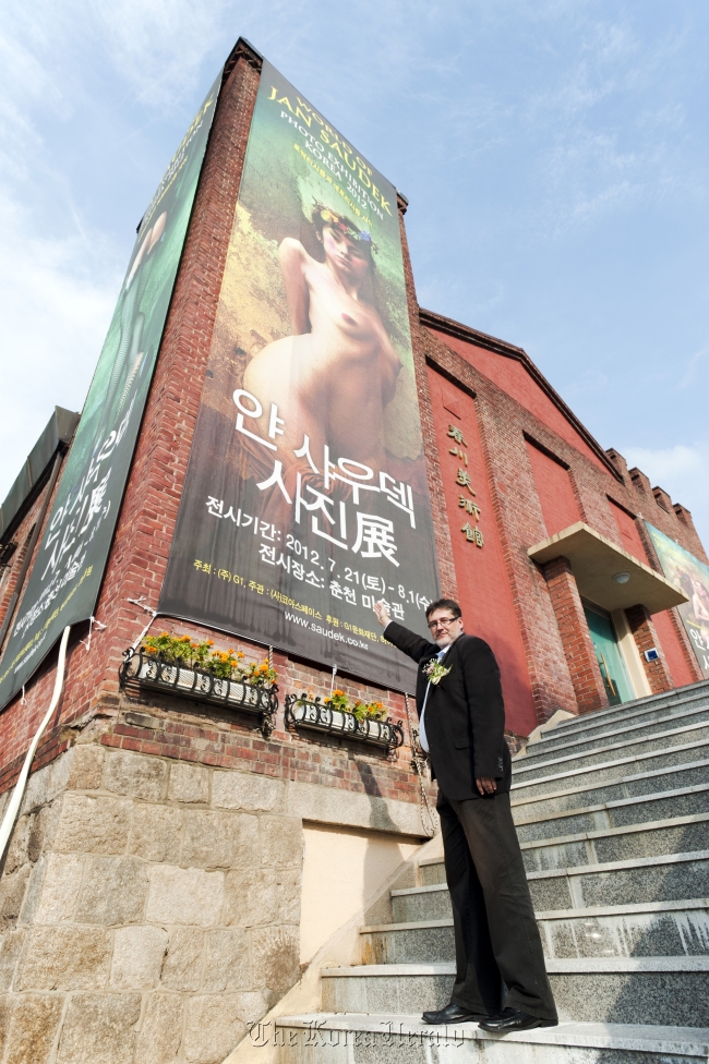 Czech Ambassador Jaroslav Olsa Jr. stands in front of the Chuncheon Art Gallery in Chuncheon, Gangwon Province where an exhibit by Jan Saudek will be on display until Aug. 1.
Czech Embassy