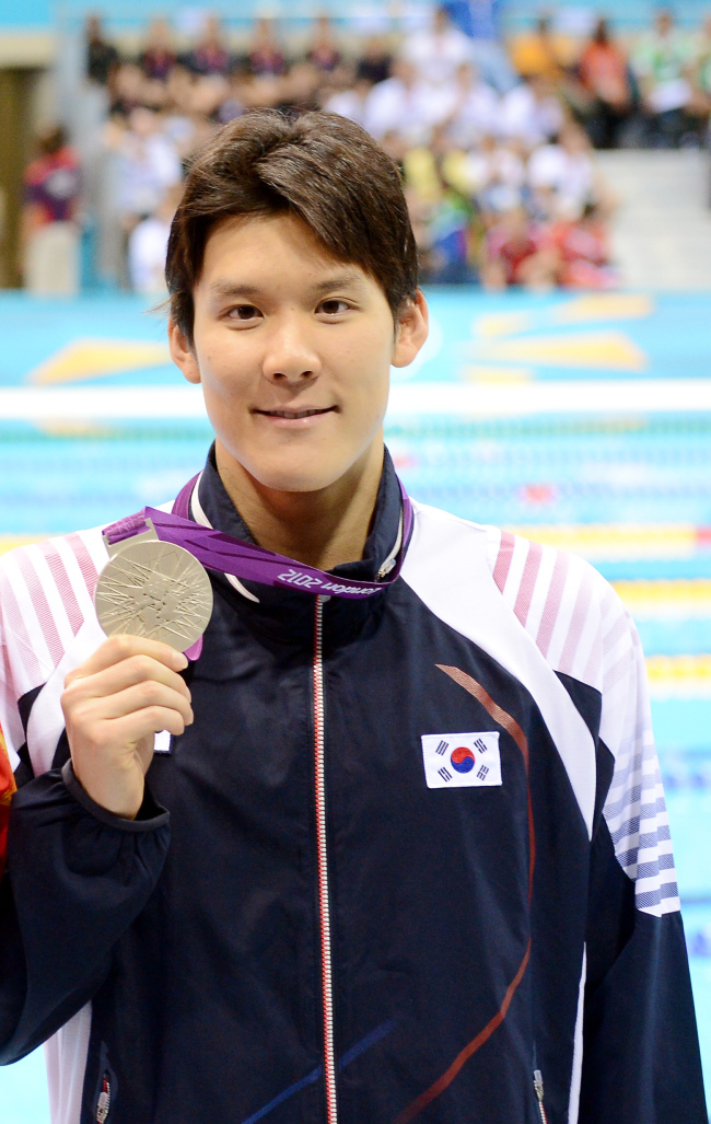 28일 오후(현지시간) 2012런던올핌픽 남자 수영 400M 자유형에 출전해 은메달을 획득한 박태환 선수가 기자들을 향해 포즈를 취하고 있다.20120728런던=올림픽사진공동취재단L
Park Tae-hwan holds his silver medal at the Aquatics Center on Saturday.  London Olympic Joint Press Corps
