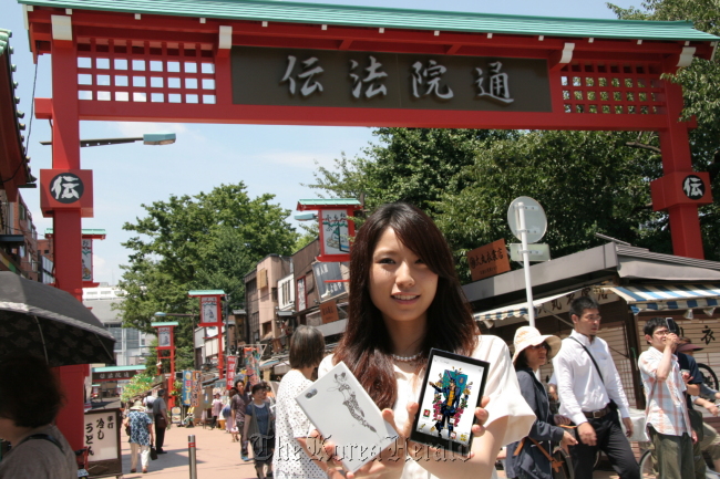 A model introduces LG Electronics’ Optimus Vu in Tokyo on Sunday.  LGE
