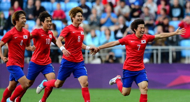 홍명보호가 29일 영국 코벤트리에서 스위스와 런던올림픽 조별리그 2차전 경기를 펼쳤다. 후반 김보경이 추가골을 성공시키고 홍명보 감독과 포옹을 위해 달려나오고 있다. 20120729런던=올림픽사진공동취재단k
홍명보호가 29일 영국 코벤트리에서 스위스와 런던올림픽 조별리그 2차전 경기를 펼쳤다. 후반 김보경이 추가골을 성공시키고 홍명보 감독과 포옹을 위해 달려나오고 있다. 20120729런던=올림픽사진공동취재단k
30일(이하 한국시간) 영국 런던 시티오브코번트리 스타디움에서 열린 스위스와의 남자 축구 본선 조별리그 B조 2차전 경기에서 두 번째 골을 넣은 김보경(22ㆍ카디프시티)이 홍명보 감독과 포옹하기 위해 달려나오고 있다.
［런던=올림픽사진공동취재단］