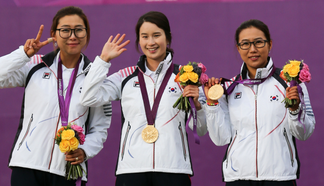 여자 양궁 단체전에서 중국을 누르고 금메달을 차지한 한국의 최현주, 기보배, 이성진(왼쪽부터)이 29일 오후(현지시각) 런던 로드 크리켓 가든에서 열린 시상식에서 금메달을 목에 걸고 기뻐하고 있다. 20120729런던=올림픽사진공동취재단
여자 양궁 단체전 올림픽 7연패를 달성한 최현주ㆍ기보배ㆍ이성진(왼쪽부터)이 금메달을 목에 걸고 환하게 웃고 있다. ［런던=올림픽사진공동취재단］