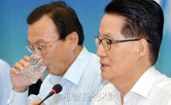 대검찰청 저축은행비리 합동수사단이 솔로몬저축은행 등에서 억대 불법 자금을 받은 혐의로 박지원(70) 민주통합당 원내대표에 대해 30일 체포영장을 청구할 방침인 가운대 민주통합당 최고위원회의에 참석하고 있다.박현구 기자phko@heraldm.com 2012.07.30
대검찰청 저축은행비리 합동수사단이 솔로몬저축은행 등에서 억대 불법 자금을 받은 혐의로 박지원(70) 민주통합당 원내대표에 대해 30일 체포영장을 청구할 방침인 가운대 민주통합당 최고위원회의에 참석하고 있다.박현구 기자phko@heraldm.com 2012.07.30
박지원 원내대표에 대한 체포영장이 청구됨에 따라 민주당은 선택의 기로에 섰다. 선택은 두 가지. 의사진행방해를 하느냐, 아니면 표결에 불참하느냐다. 30일 열린 최고위원회의에서 박 원내대표와 나란히 앉은 이해찬 대표가 속이 타는지 물을 마시고 있다.  박현구 기자/phko@