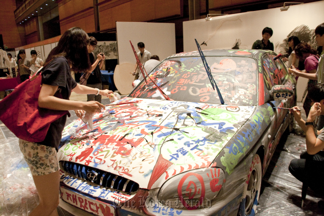 Visitors participate in the car painting session during the Handmade Korea Fair 2012 last week.  Handmade Korea Fair