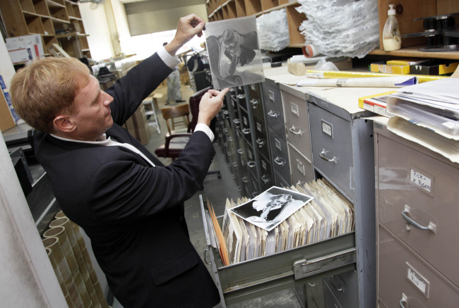 In this July 25 photo, Stuart Scheinman, a partner in Las Vegas-based Premier Collectibles, looks at an original negative of actress Bette Davis in the files of Movie Star News in New York.  AP-Yonhap News