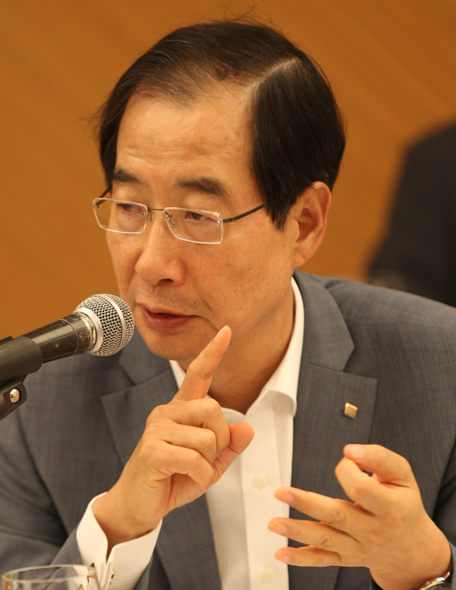 <YONHAP PHOTO-1141> 무역협회장 창립66주년 인사말 (서울=연합뉴스) 한상균 기자 = 한덕수 한국무역협회장이 협회창립 66주년 기자간담회에서 인사말을 하고 있다. 30일 삼성동 그랜드 인터콘티넨탈 호텔. 2012.7.30 xyz@yna.co.kr/2012-07-30 14:03:55/ <저작권자 ⓒ 1980-2012 ㈜연합뉴스. 무단 전재 재배포 금지.>
KITA chairman Han Duck-soo