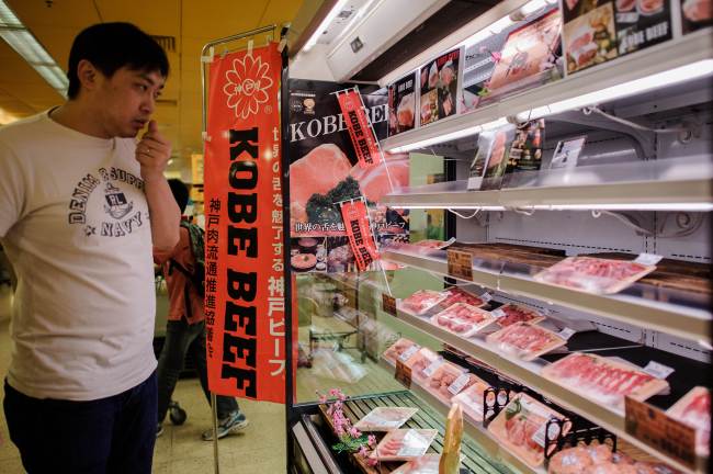 <YONHAP PHOTO-1444> A customer looks at a display highlighting the sale of newly imported "Kobe beef" from Japan at a supermarket in Hong Kong on July 27, 2012. Japan, which promotes its "Kobe beef" as high-end with ranchers sometimes massaging cows or feeding them beer while they are being raised for slaughter, said this week that Hong Kong would become only the second place outside Japan where the meat is exported and sold. Neighbouring Macau became the first only five months ago. AFP PHOTO / Philippe Lopez../2012-07-27 18:03:43/ <저작권자 ⓒ 1980-2012 ㈜연합뉴스. 무단 전재 재배포 금지.>
A customer looks at a display highlighting the sale of newly imported Kobe beef from Japan at a supermarket in Hong Kong on Friday.   AFP-Yonhap News