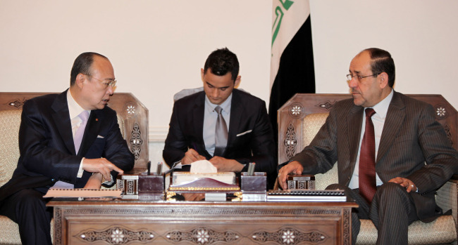 Hanwha Group chairman Kim Seung-youn (left) talks with Iraqi Prime Minister Nouri al-Maliki at the premier’s official residence in Baghdad on Sunday.  Hanwha Group