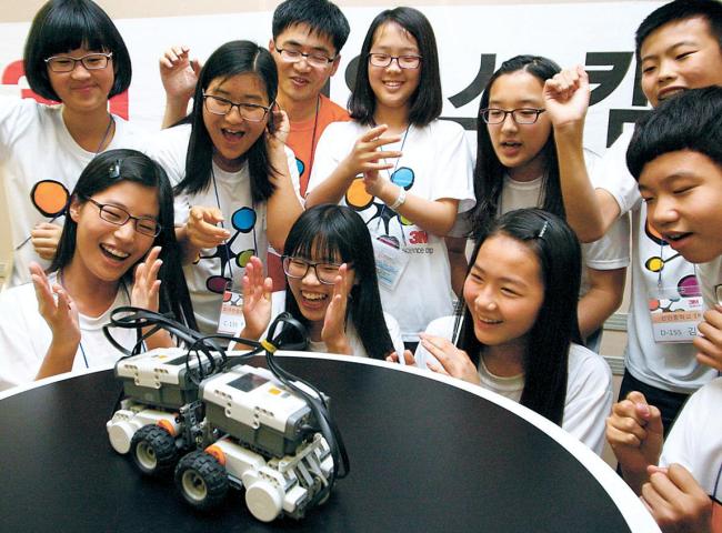 Students learn about the manufacturing and design principles behind
robots at the 11th 3M Adolescents’ Science Camp in Cheonan, South Chungcheong Province, on Sunday. (3M Korea)