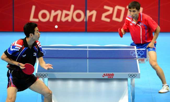 North Korean Kim Hyok-bong (right) defeated South Korea's Joo Sae-hyuk in the men's singles table tennis on Monday at London's ExCeL Arena.
London Olympic Joint Press Corps