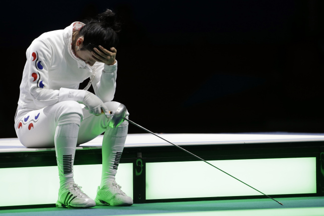 신아람, 펜싱선수/Fencer loses bid for epee fencing gold after disputed semis loss