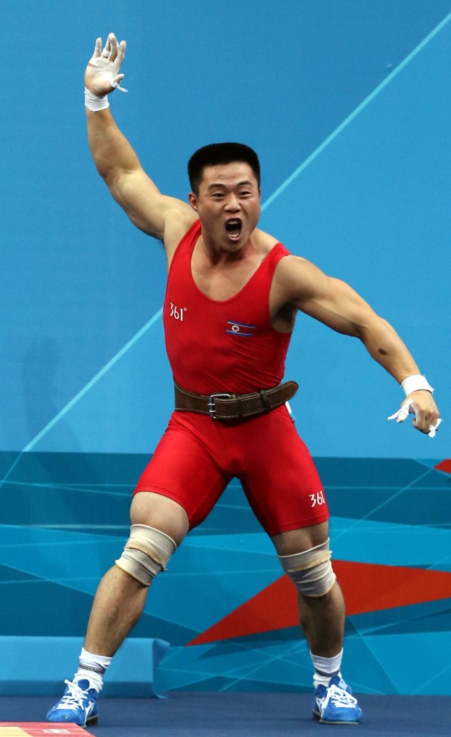 북한 역도의 간판 김은국(24)이 런던올림픽에서 세계신기록을 수립하며 금메달을 목에 걸었다. 김은국은 30일 영국 런던의 엑셀 아레나에서 열린 대회 남자 역도 62㎏급에서 인상 153㎏, 용상 174㎏, 합계 324㎏을 기록해 금메달을 목에 걸었다.김은국이 세계신기록을 세운후 기뻐하고 있다. 20120730 런던=올림픽사진공동취재단 i
북한 역도의 간판 김은국(24)이 런던올림픽에서 세계신기록을 수립하며 금메달을 목에 걸었다. 김은국은 30일 영국 런던의 엑셀 아레나에서 열린 대회 남자 역도 62㎏급에서 인상 153㎏, 용상 174㎏, 합계 324㎏을 기록해 금메달을 목에 걸었다.김은국이 세계신기록을 세운후 기뻐하고 있다. 20120730 런던=올림픽사진공동취재단 i