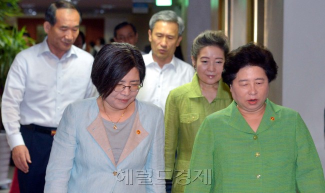 31일 세종로 정부청사에서 열린 국무회의에서 여성국무위원인 김금래 여성가족부장관, 김영란 국민권익위위회 위원장, 유영숙 환경부장관 등이 회의실로 들어가고 있다.<br />김명섭 기자 msiron@
