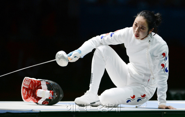 2012 런던올림픽 펜싱대표팀의 신아람이 30일 런던의 엑셀 런던의 사우스 아레나에서 열린 여자 에페 준결승에서 브리타 하이데만(독일)과 연장까지 가는 접전을 펼친 끝에 석연치 않은 판정으로 패한 뒤 경기가 진행된 코트에 주저 앉아 눈물을 쏟고 있다.<br />이날 경기는 1초를 남겨둔 상황에서 하이데만이 마지막 3번의 공격을 하는 동안 1초의 시간이 흐르지 않아 논란을 남겼고, 한국팀은 30여분 동안 강력히 항의했지만 결국 받아들여지지 않았다.<br />120730 런던=올림픽사진공동취재단j
‘이게 무슨 펜싱이에요?’ 신아람이 31일(한국시간) 열린 펜싱 여자 에페 준결승전에서 심판의 납득하기 어려운 판정으로 패하자 눈물을 흘리며 피스트에 앉아 억울해하고 있다.  런던=안훈 기자/rosedale@heraldm.com