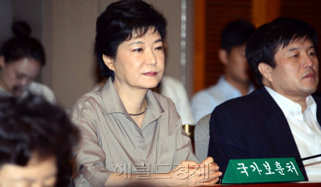 새누리당 박근혜 전 대표가 31일 국회에서 열린 의원총회에 참석하고 있다. 박현구 기자phko@heraldm.com 2012.07.31
8월 2일 박지원 원내대표에 대한 체포동의안 국회 본회의 처리를 둘러싸고 여의도에 전운이 돌고 있다. 새누리당은 31일 박근혜 의원까지 참석한 가운데 의원총회를 열고 반드시 처리를 당론으로 확인했다. 반면 민주당은 ‘정치검찰의 공작’을 비판하면서 한판 승부를 벼르고 있다.  박현구 기자/phko@