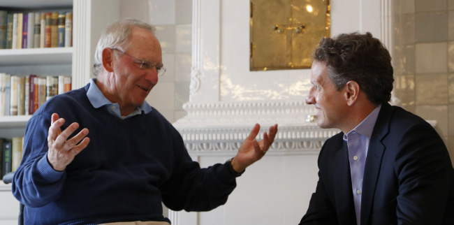 <YONHAP PHOTO-1979> German Finance Minister Wolfgang Schaeuble, left, speaks with U.S. Treasury Secretary Timothy Geithner, right, in the house where Schaeuble is vacationing, in Westerland on the German North Sea island of Sylt, Monday July 30, 2012. (AP Photo/dapd/ Philipp Guelland)/2012-07-30 22:54:01/ <저작권자 ⓒ 1980-2012 ㈜연합뉴스. 무단 전재 재배포 금지.>
German Finance Minister Wolfgang Schaeuble (left) speaks with U.S. Treasury Secretary Timothy Geithner in the house where Schaeuble is vacationing, in Westerland on the German North Sea island of Sylt, Monday.  AP-Yonhap Nwes