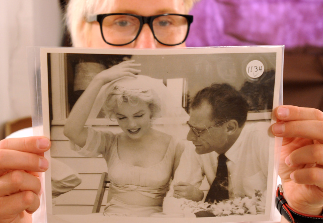 Photo gallery curator Anna Wolska presents a photo of Marylin Monroe and Arthur Miller by the late celebrity photographer Milton H. Greene, in Warsaw, Poland, on July 20.  AP-Yonhap News
