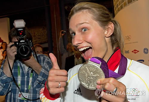 German fencer Bitta Heidemann poses with a silver medal. (Yonhap News)