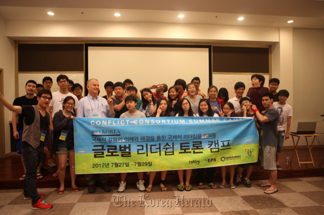 Professor Lyman McLallen (third from left, front row) and participants hold the banner of Conflict Consortium Summer Camp on July 27.  ROKING KOREA