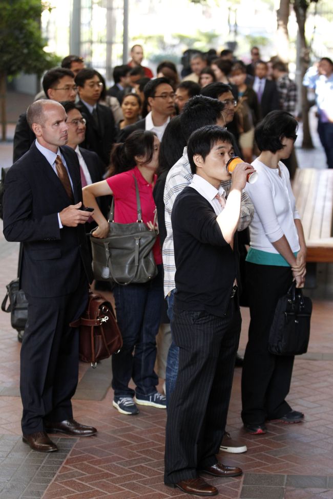 <YONHAP PHOTO-0164> Individuals line up to enter the Robert F. Peckham United States Courthouse Building to watch Apple and Samsung face each other in federal district court for a patent infringement case on July 30, 2012 in San Jose, California. Jury selection was set to open Monday in a US federal court in the blockbuster patent case pitting Apple against Samsung, which accuse each other of copying patents for smartphones and tablets. Apple is seeking more than $2.5 billion in a case accusing the South Korean firm of infringing on designs and other patents from the iPhone and iPad maker in the trial in San Jose, California, federal court. Samsung counters that Apple infringed on its patents for wireless communication, so the jury will sort out the competing claims. AFP PHOTO/ Beck Diefenbach../2012-07-31 02:29:46/ <저작권자 ⓒ 1980-2012 ㈜연합뉴스. 무단 전재 재배포 금지.>
People line up to enter the Robert F. Peckham U.S. Courthouse Building to watch Apple and Samsung face each other in federal district court for a patent infringement case on July 30 in San Jose, California.  AFP-Yonhap News