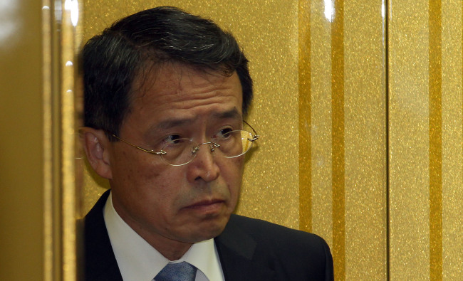 The Japanese Embassy’s minister Takashi Kurai walks into the Foreign Ministry headquarters on Tuesday.  Yonhap News