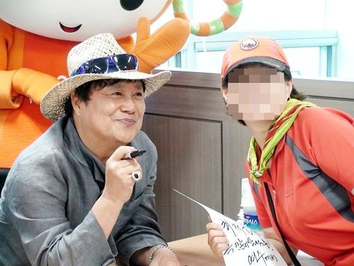 남진(김남진), 가수/ <포토뉴스> 남진, 카메라 보며 스마일~