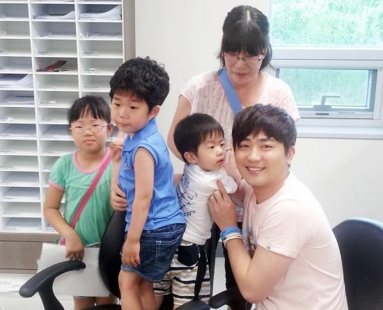 박현빈(박지웅), 가수/ <포토뉴스> “엄마, 박현빈 형 너무 잘 생겼어”
