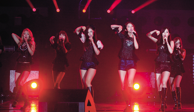 티아라(T-ara), 가수(보람, 지연, 효민, 은정, 큐리, 소연, 화영, 아름)/T-ara case reveals K-pop’s sinister side