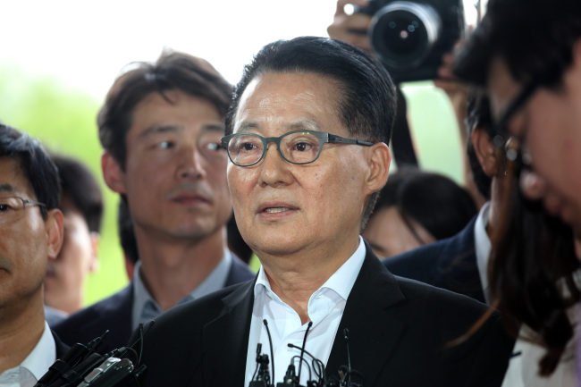 Park Jie-won, Democratic United Party floor leader, appears at the prosecutors’ office on Tuesday.  (Yonhap News)