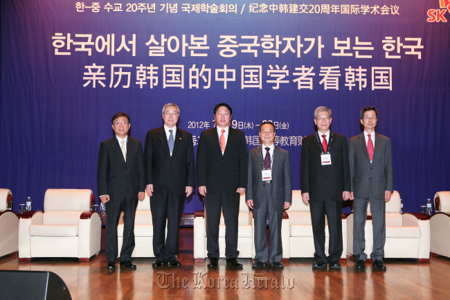 SK Group chairman Chey Tae-won (third from left) poses with Foreign Minister Kim Sung-hwan (second from left), SNU president Oh Yeon-cheon (left), Peking University president Zhou Qifeng (fourth from left), Fudan University president Yang Yuliang (fifth from left), and KFAS chief Park In-kook, at an international forum in Seoul last month.    SK Group