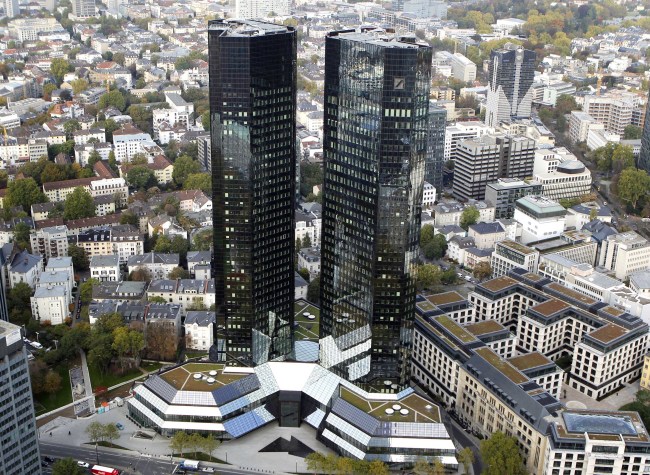 <YONHAP PHOTO-1506> FILE - In this Oct. 25, 2011 file picture the headquarters of Deutsche Bank, center, is seen in Frankfurt, Germany. The bank says Tuesday, July 31, 2012, earnings fell 46 percent in the second quarter as the eurozone debt crisis hurt investment banking activity and revenue from trading securities. Germany's largest bank said that income fell at its investment banking division as fewer client companies came to the bank for its services helping them issue shares. (AP Photo/Michael Probst, File)/2012-07-31 17:25:50/ <저작권자 ⓒ 1980-2012 ㈜연합뉴스. 무단 전재 재배포 금지.>
The headquarters of Deutsche Bank (center) in Frankfurt. AP-Yonhap News