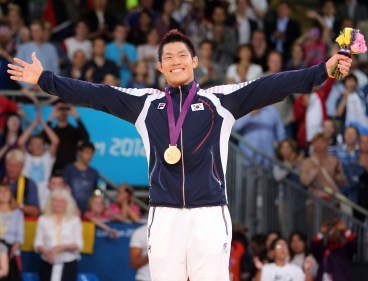 South Korean judoka Kim Jae-bum cheers during the ward ceremony of 2012 London Olympics. (London Olympic Joint Press Corps)