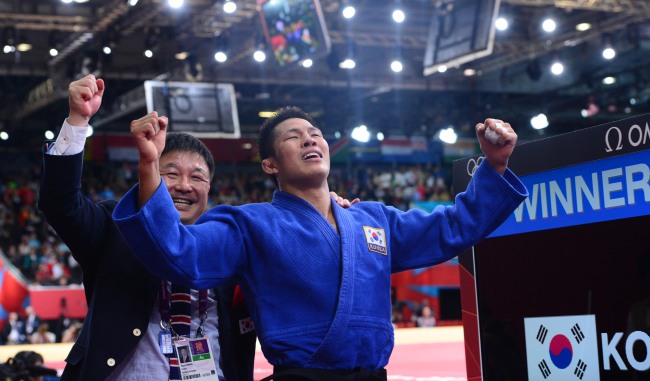 Korea’s Kim Jae-bum celebrates after winning the gold medal on Tuesday.  London Olympic Joint Press Corps