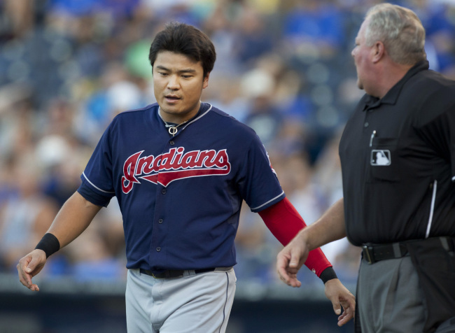 Cleveland Indians right fielder Choo Shin-soo talks with the home plate umpire after striking out in the second inning. The Korean went 0 for 4 with a walk.  AP-Yonhap News