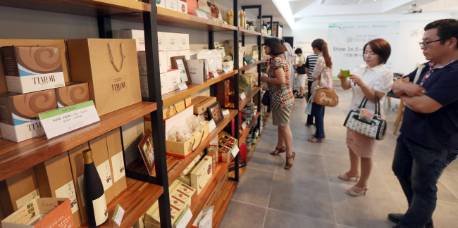 Customers look around Store 36.5, which specializes in goods made by social enterprises, in Seoul on Wednesday.  Yonhap News