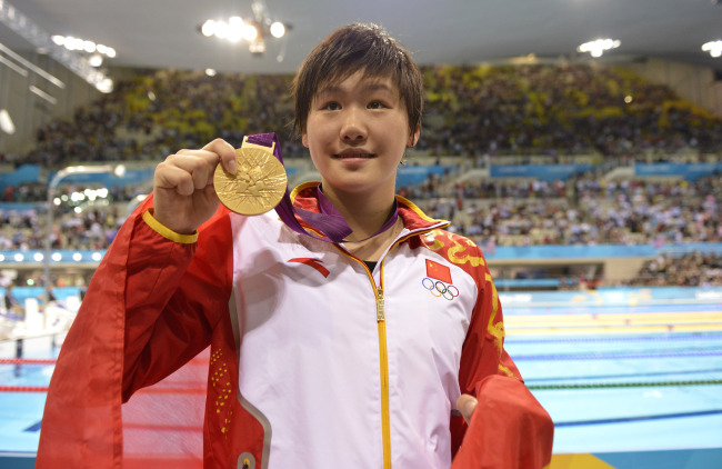 Ye Shiwen poses after her Gold Medal in the Women's 200M Individual Medley Final (Yonhap News)