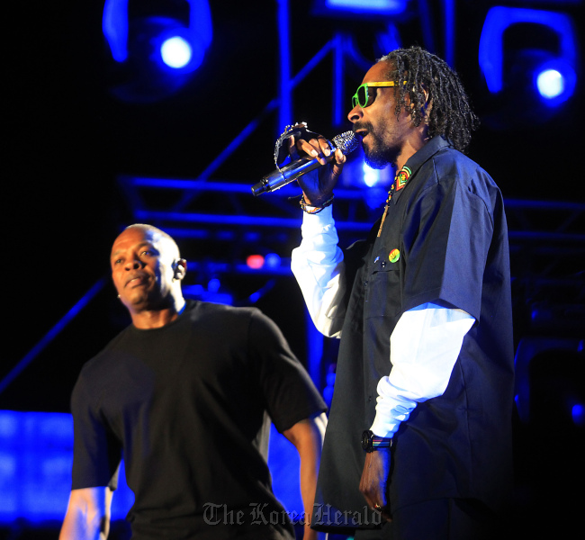 Snoop Dogg (right) and Dr. Dre perform at the Coachella Valley Music and Arts Festival, on April 13, in Indio, California.  MCT