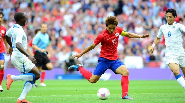 South Korea's Koo Ja-cheol attempts a shot against Gabong during the final Group B contest on Wednesday at Wembley Stadium, London. (London Olympic Joint Press Corps)