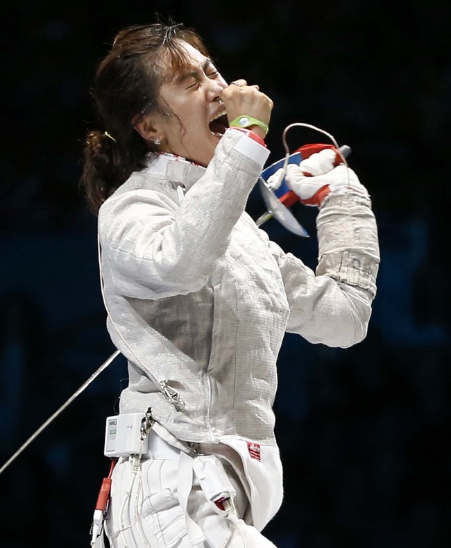 South Korean sabre fencer Kim Ji-yeon reacts after beating Sofya Velikaya of Russia 15-9 to become the country's first-ever female gold-medalist. (Yonhap News)