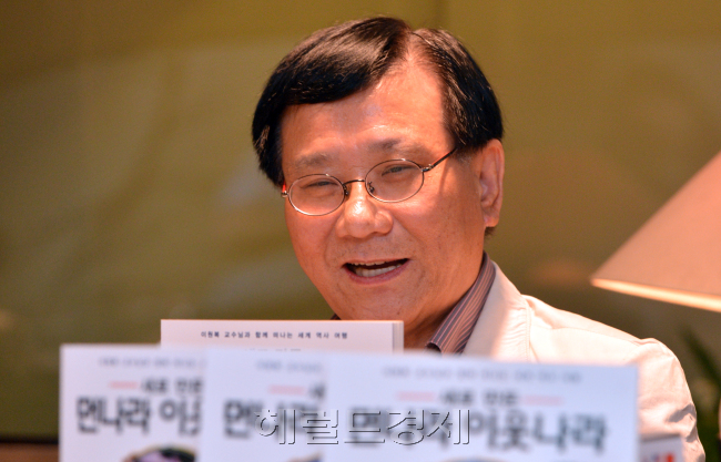 이원복교수 인터뷰<br />이상섭 기자. babtong@heraldm.com 2012.08.01
이원복교수 인터뷰
이상섭 기자. babtong@heraldm.com 2012.08.01