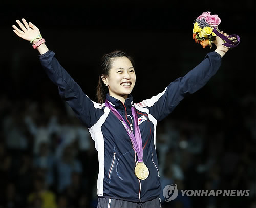 South Korean sabre fencer Kim Ji-yeon cheers after receiving the gold medal at the award ceremony of 2012 London Olympic Games. (Yonhap News)